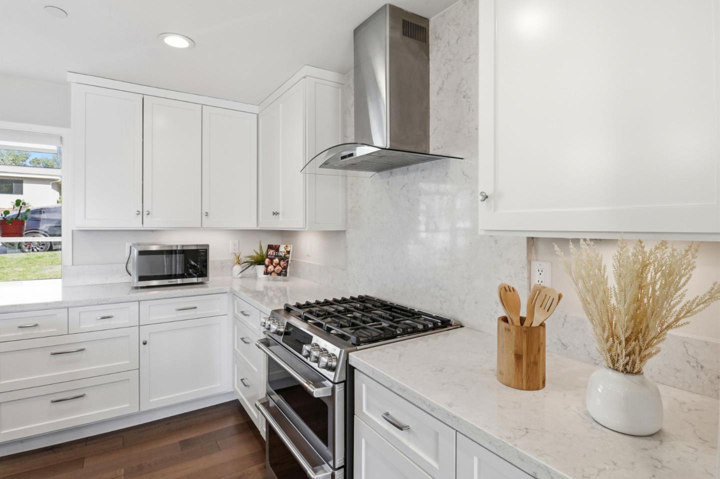 Detail Gallery Image 15 of 67 For 1660 Parrott Dr, San Mateo,  CA 94402 - 3 Beds | 3 Baths