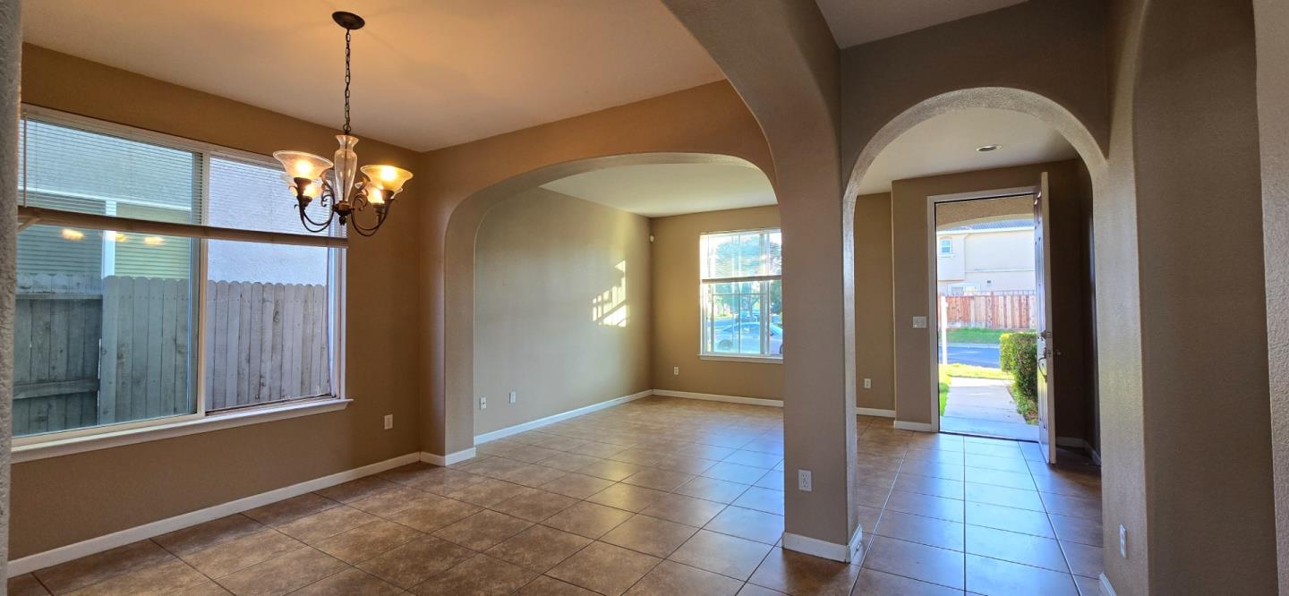 Detail Gallery Image 4 of 20 For 2011 Evening St, Stockton,  CA 95209 - 5 Beds | 3 Baths