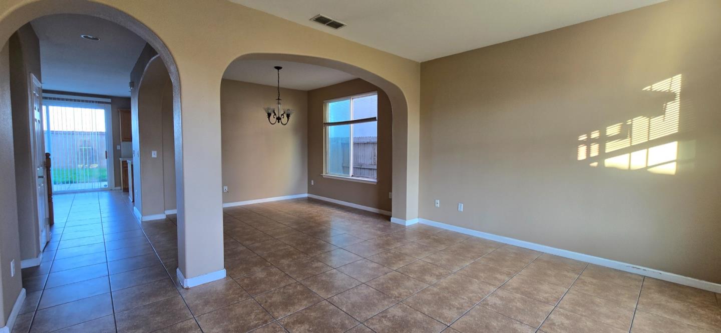 Detail Gallery Image 9 of 20 For 2011 Evening St, Stockton,  CA 95209 - 5 Beds | 3 Baths