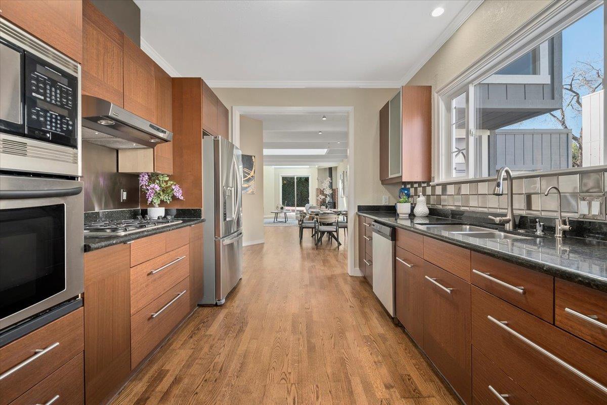 Detail Gallery Image 4 of 21 For 1172 Woodrow St, Redwood City,  CA 94061 - 3 Beds | 2 Baths