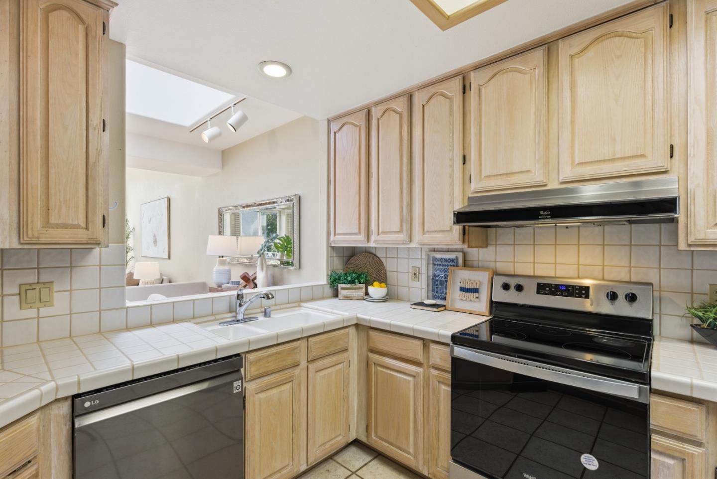 Detail Gallery Image 15 of 48 For 852 Lakeshore Dr, Redwood City,  CA 94065 - 2 Beds | 2 Baths