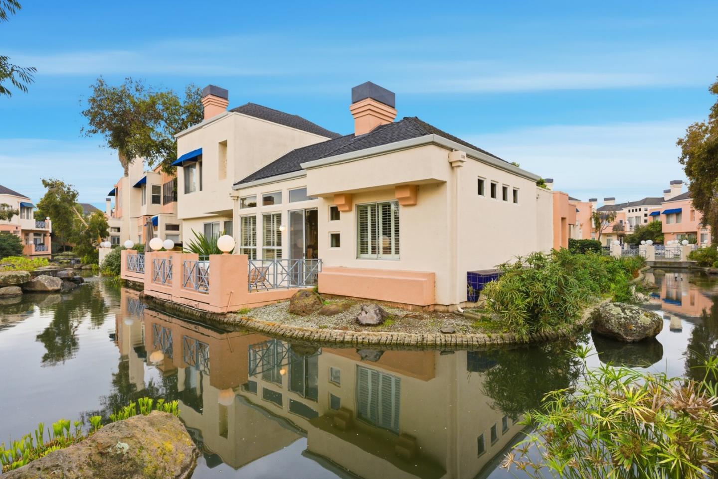 Detail Gallery Image 4 of 48 For 852 Lakeshore Dr, Redwood City,  CA 94065 - 2 Beds | 2 Baths