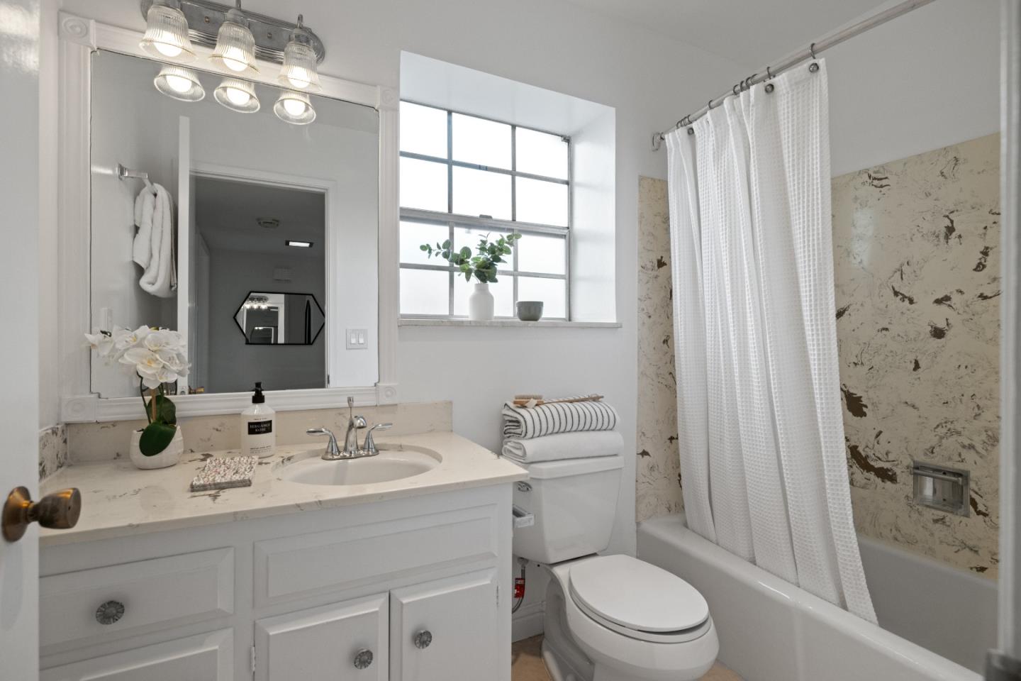 Detail Gallery Image 17 of 22 For 1945 Mount Vernon Ct #16,  Mountain View,  CA 94040 - 2 Beds | 2 Baths