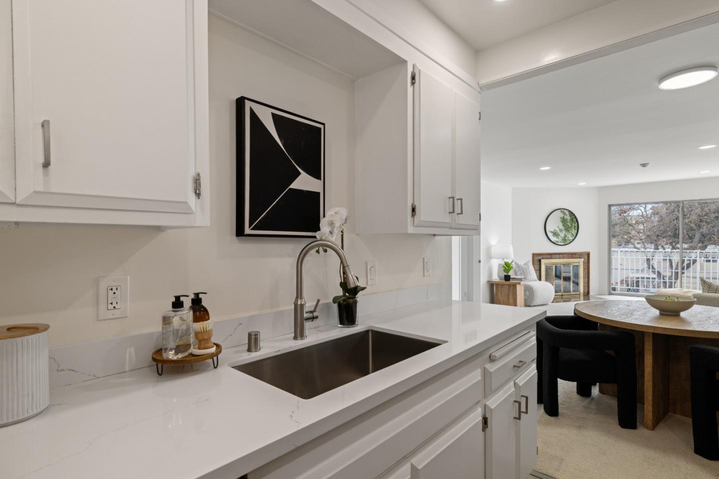 Detail Gallery Image 8 of 22 For 1945 Mount Vernon Ct #16,  Mountain View,  CA 94040 - 2 Beds | 2 Baths