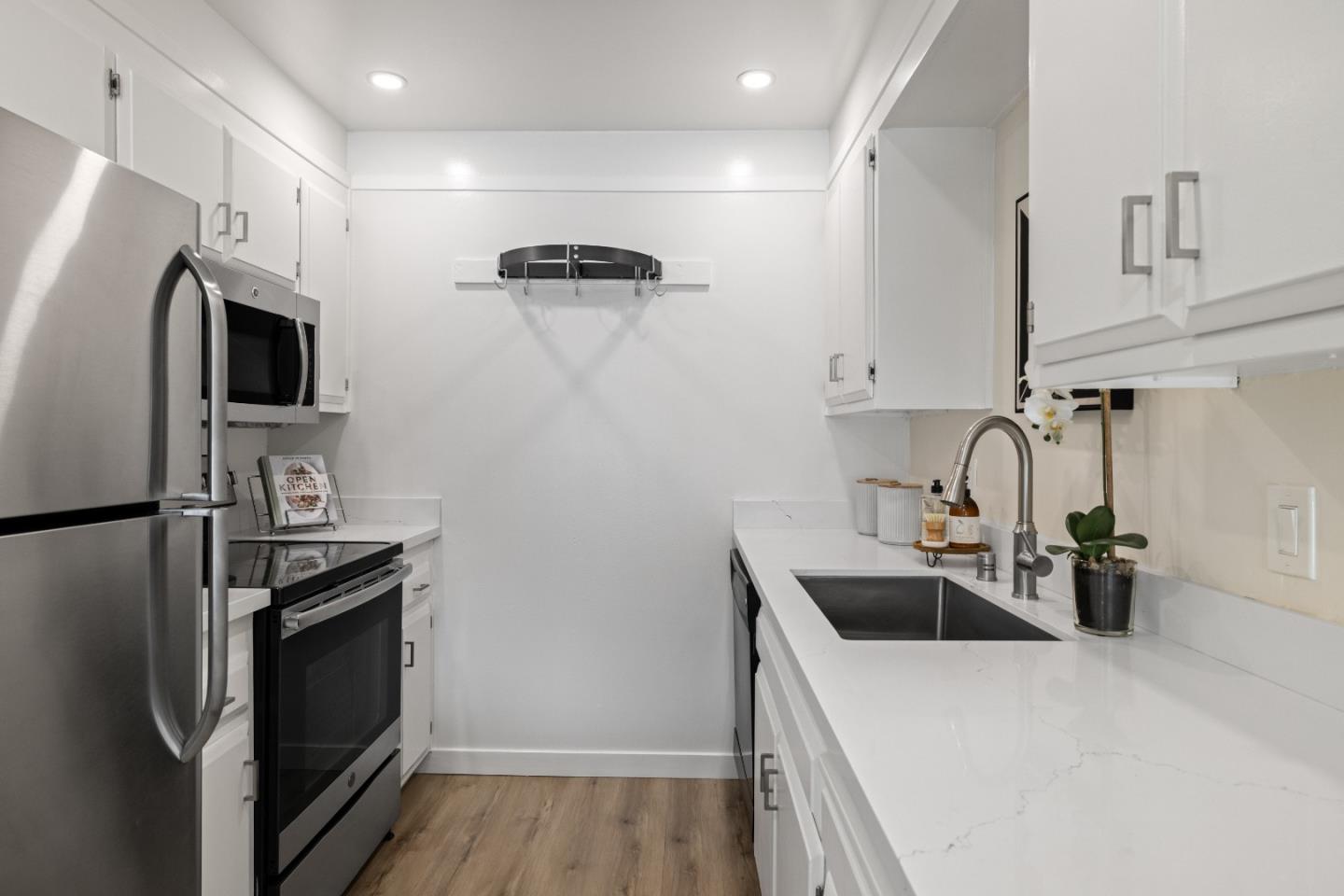 Detail Gallery Image 9 of 22 For 1945 Mount Vernon Ct #16,  Mountain View,  CA 94040 - 2 Beds | 2 Baths