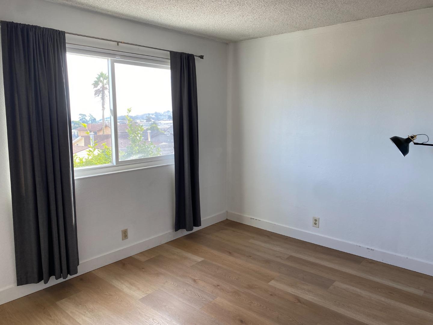 Detail Gallery Image 7 of 8 For 81 Camelot Ct, Daly City,  CA 94015 - 3 Beds | 2 Baths