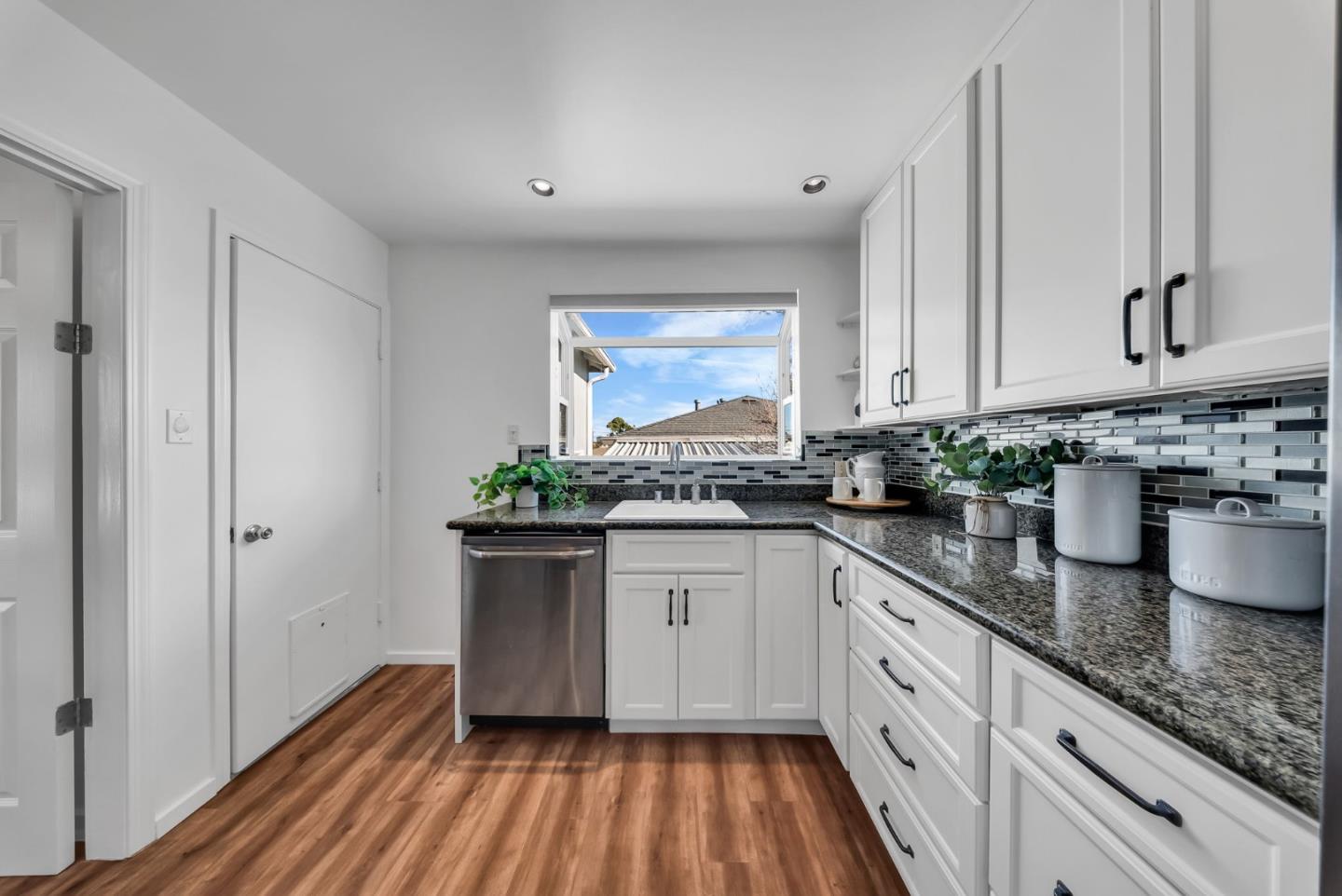 Detail Gallery Image 12 of 29 For 10 Colegrove Ct, San Mateo,  CA 94403 - 2 Beds | 2 Baths