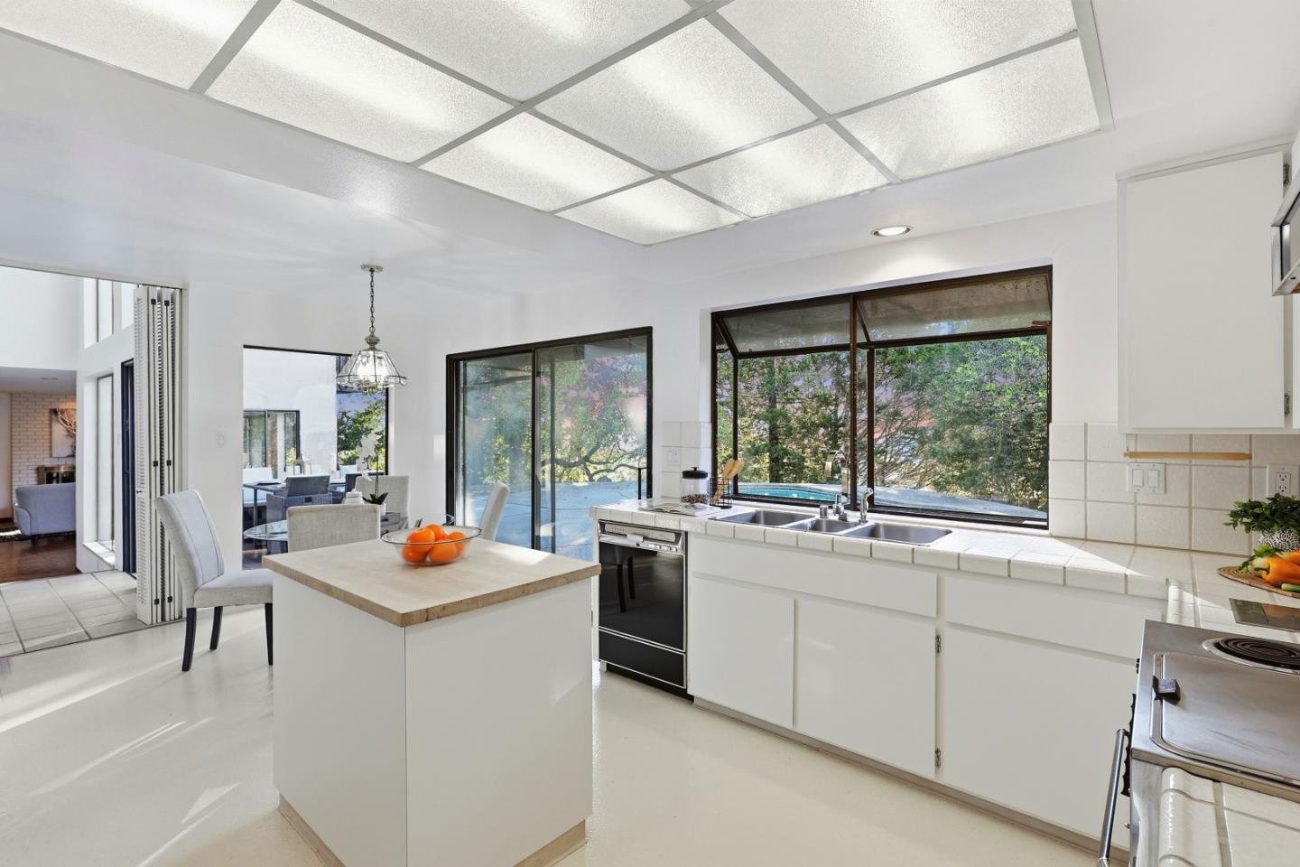 Detail Gallery Image 11 of 42 For 100 Rizal Dr, Hillsborough,  CA 94010 - 4 Beds | 3/1 Baths