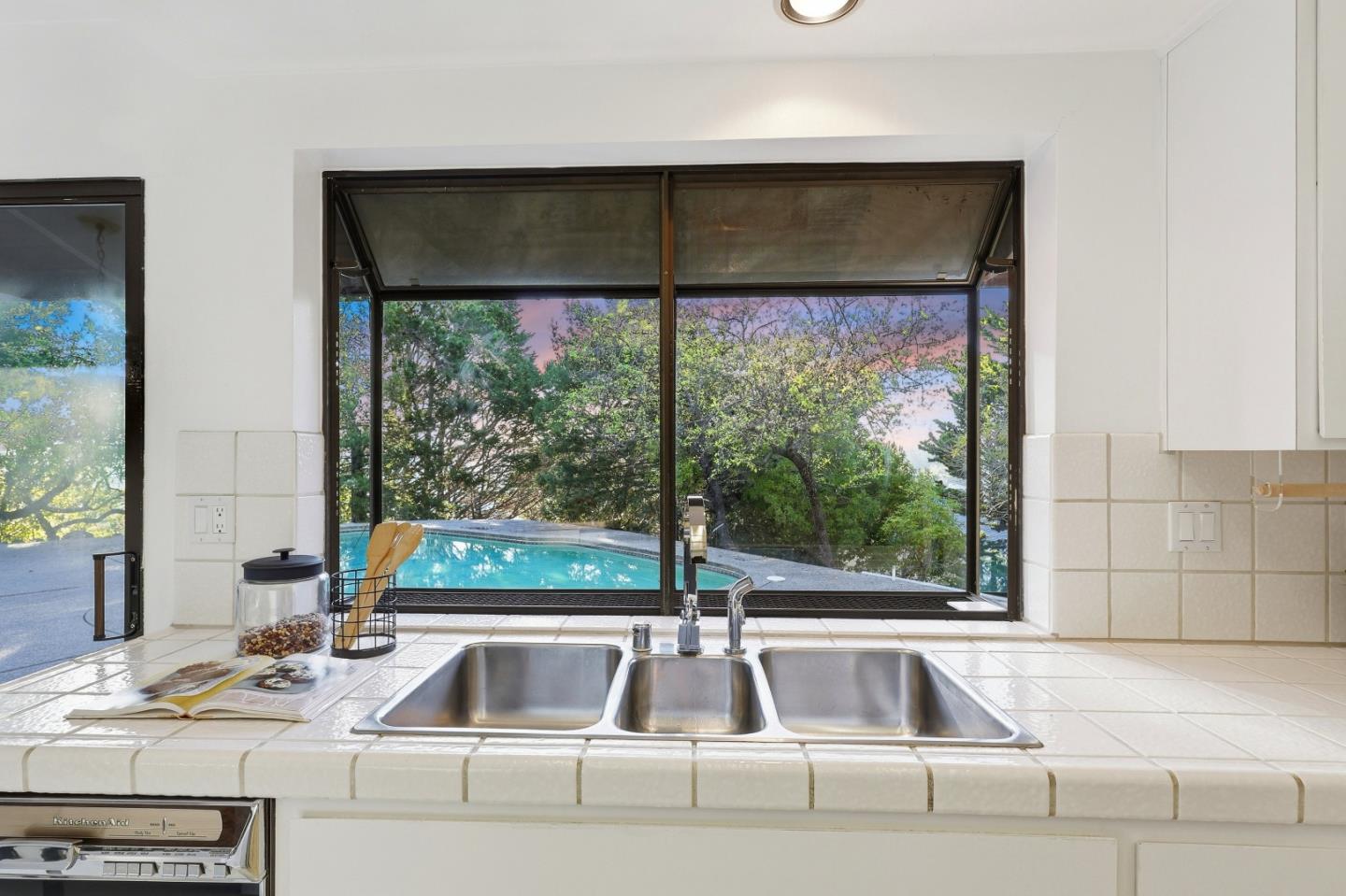 Detail Gallery Image 12 of 42 For 100 Rizal Dr, Hillsborough,  CA 94010 - 4 Beds | 3/1 Baths