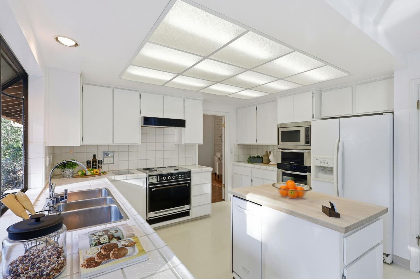 Detail Gallery Image 13 of 42 For 100 Rizal Dr, Hillsborough,  CA 94010 - 4 Beds | 3/1 Baths