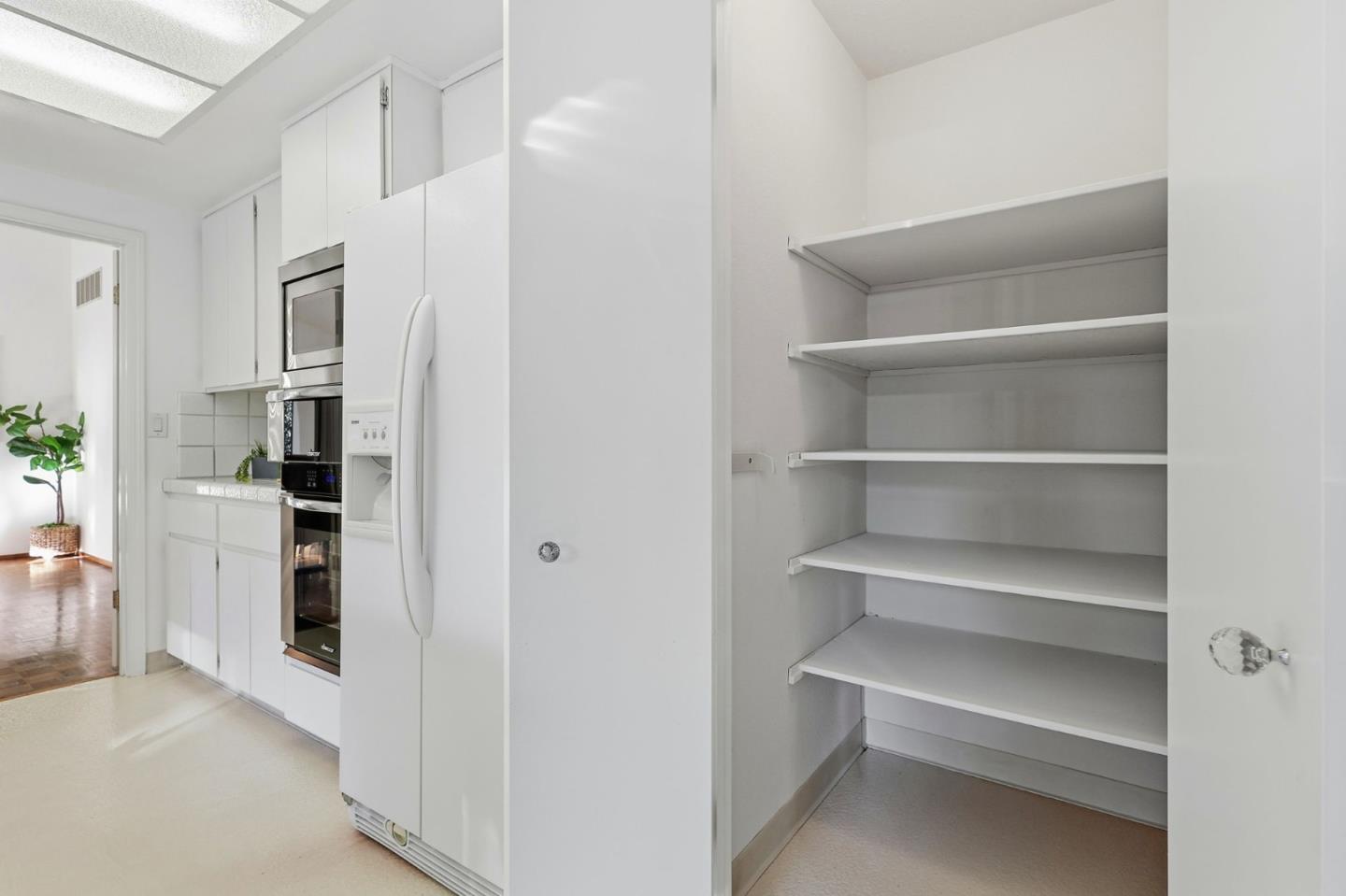 Detail Gallery Image 14 of 42 For 100 Rizal Dr, Hillsborough,  CA 94010 - 4 Beds | 3/1 Baths