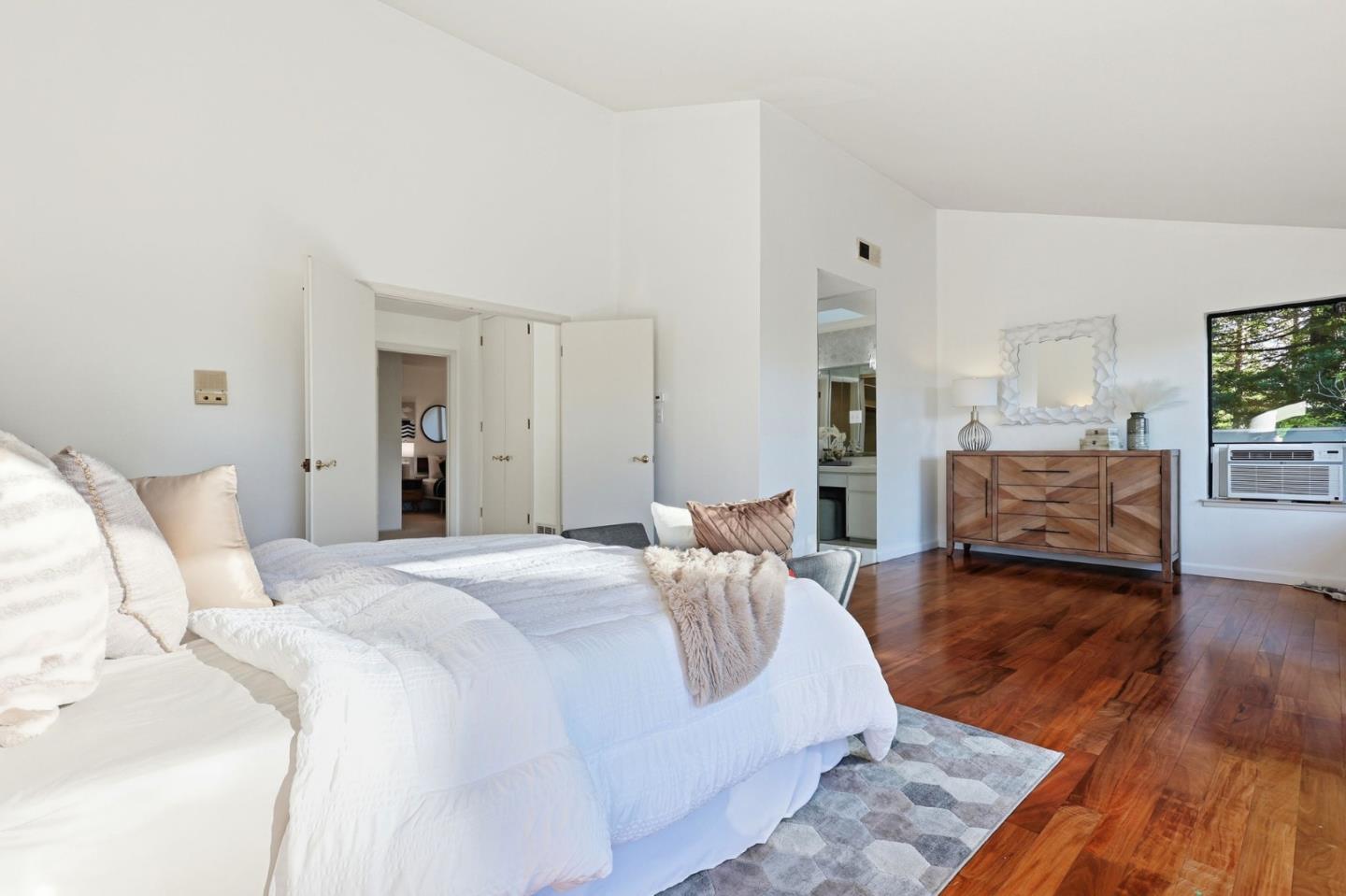 Detail Gallery Image 27 of 42 For 100 Rizal Dr, Hillsborough,  CA 94010 - 4 Beds | 3/1 Baths