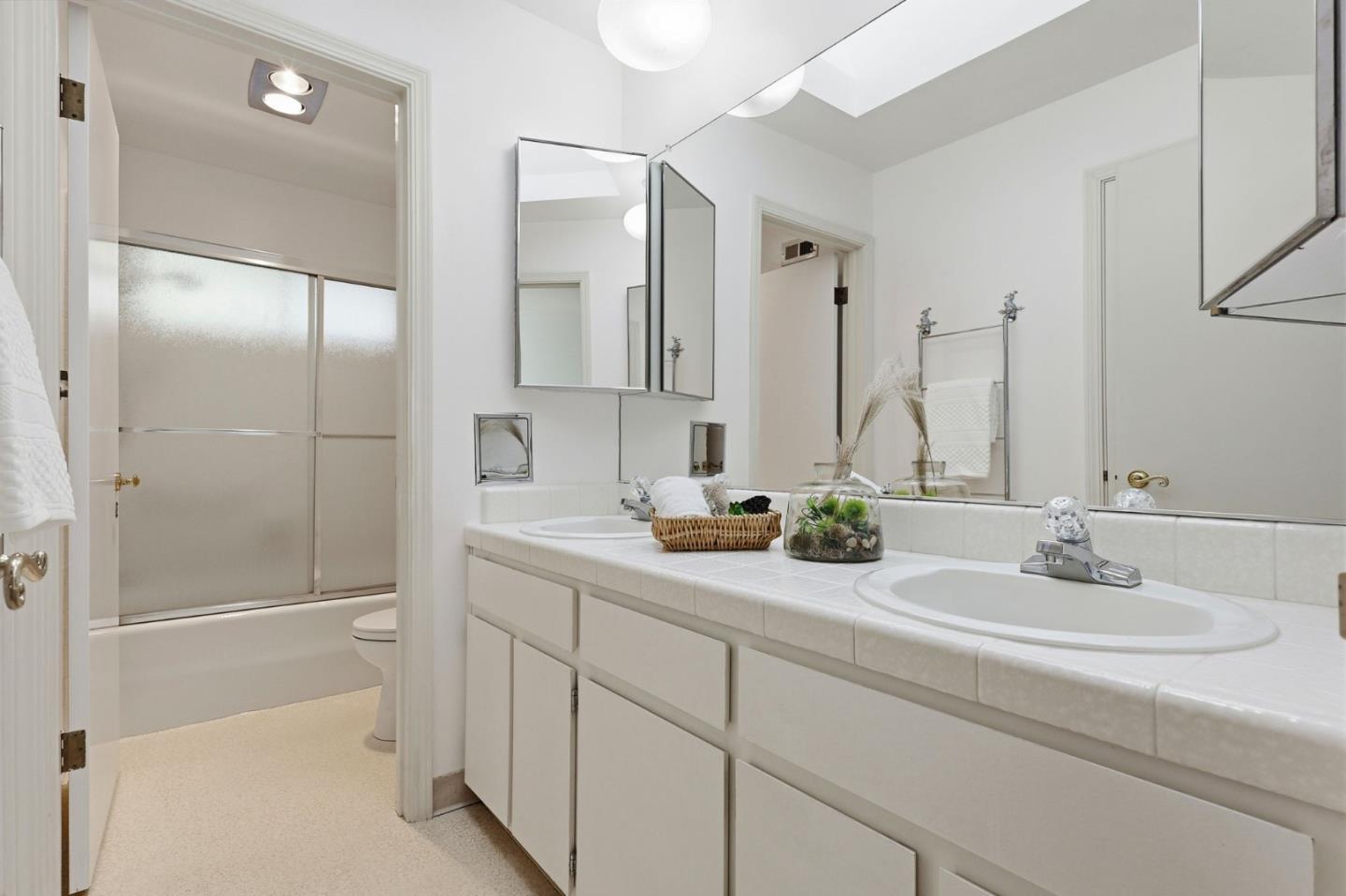 Detail Gallery Image 32 of 42 For 100 Rizal Dr, Hillsborough,  CA 94010 - 4 Beds | 3/1 Baths