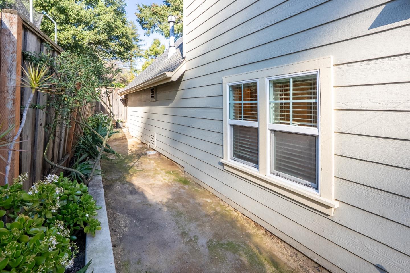 Detail Gallery Image 17 of 26 For 223 Button St, Santa Cruz,  CA 95060 - 2 Beds | 1/1 Baths