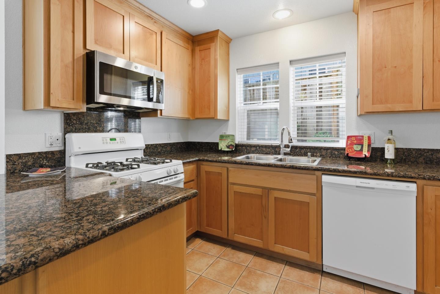 Detail Gallery Image 2 of 26 For 223 Button St, Santa Cruz,  CA 95060 - 2 Beds | 1/1 Baths