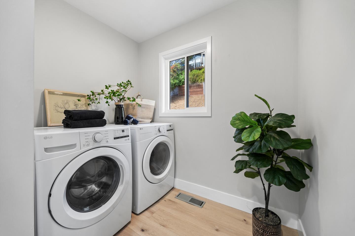 Detail Gallery Image 17 of 19 For 1306 North Rd, Belmont,  CA 94002 - 3 Beds | 2 Baths