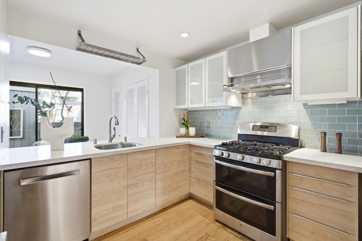 Detail Gallery Image 10 of 32 For 201 Ortega Ave, Mountain View,  CA 94040 - 3 Beds | 2/1 Baths