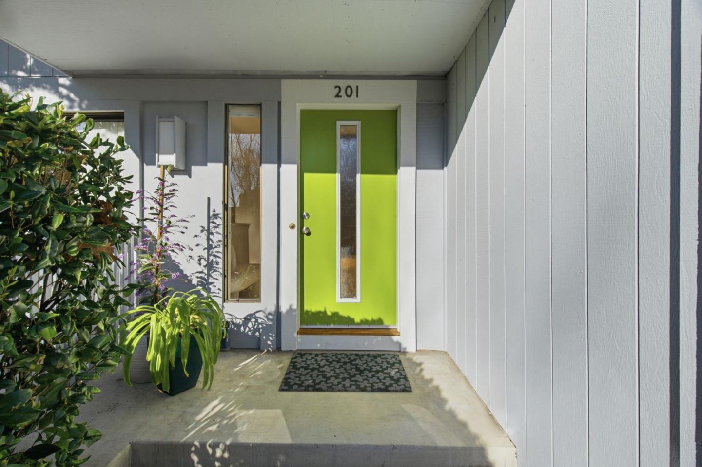 Detail Gallery Image 2 of 32 For 201 Ortega Ave, Mountain View,  CA 94040 - 3 Beds | 2/1 Baths