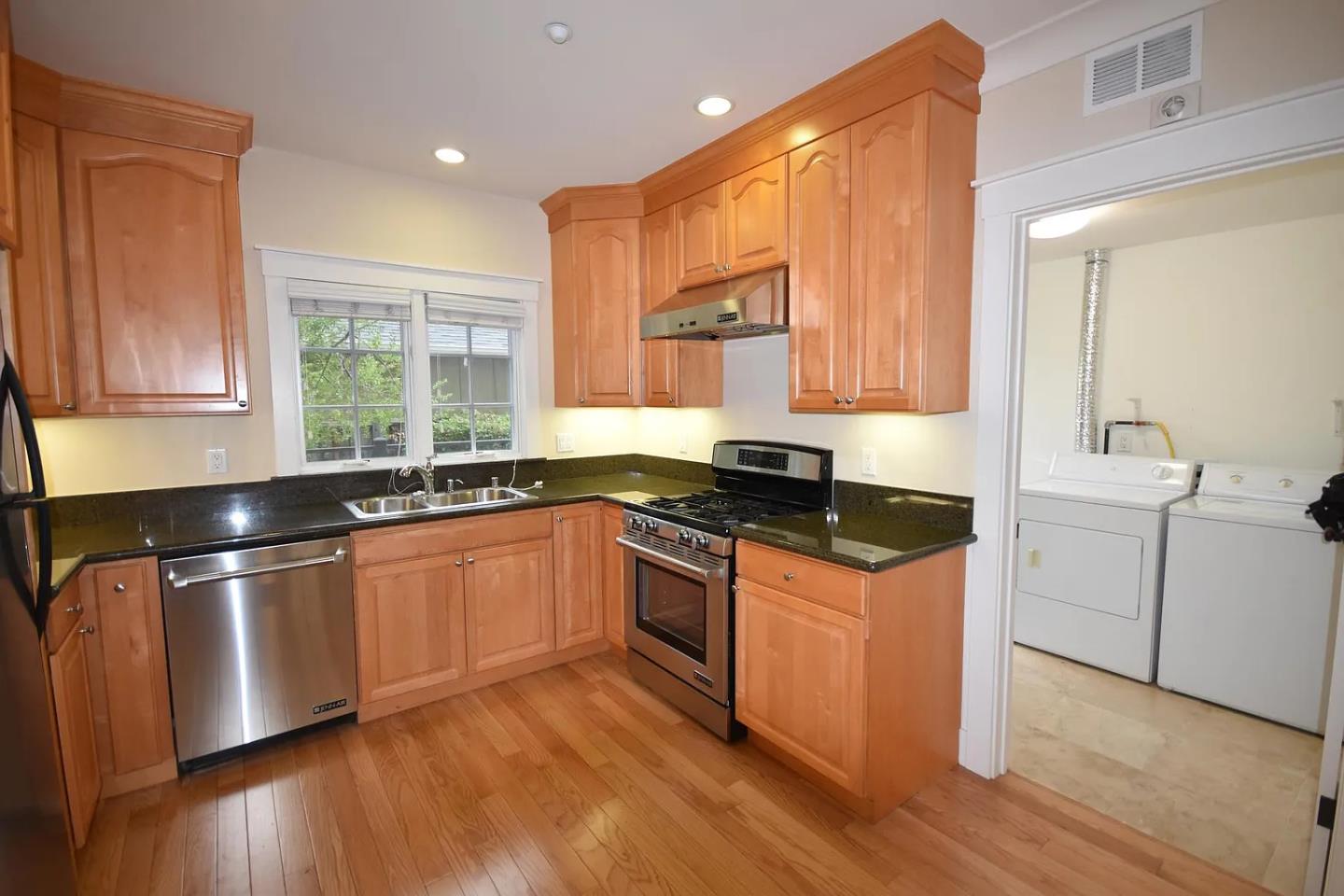 Detail Gallery Image 5 of 11 For 1705 Palm Ave, San Mateo,  CA 94402 - 2 Beds | 2/1 Baths