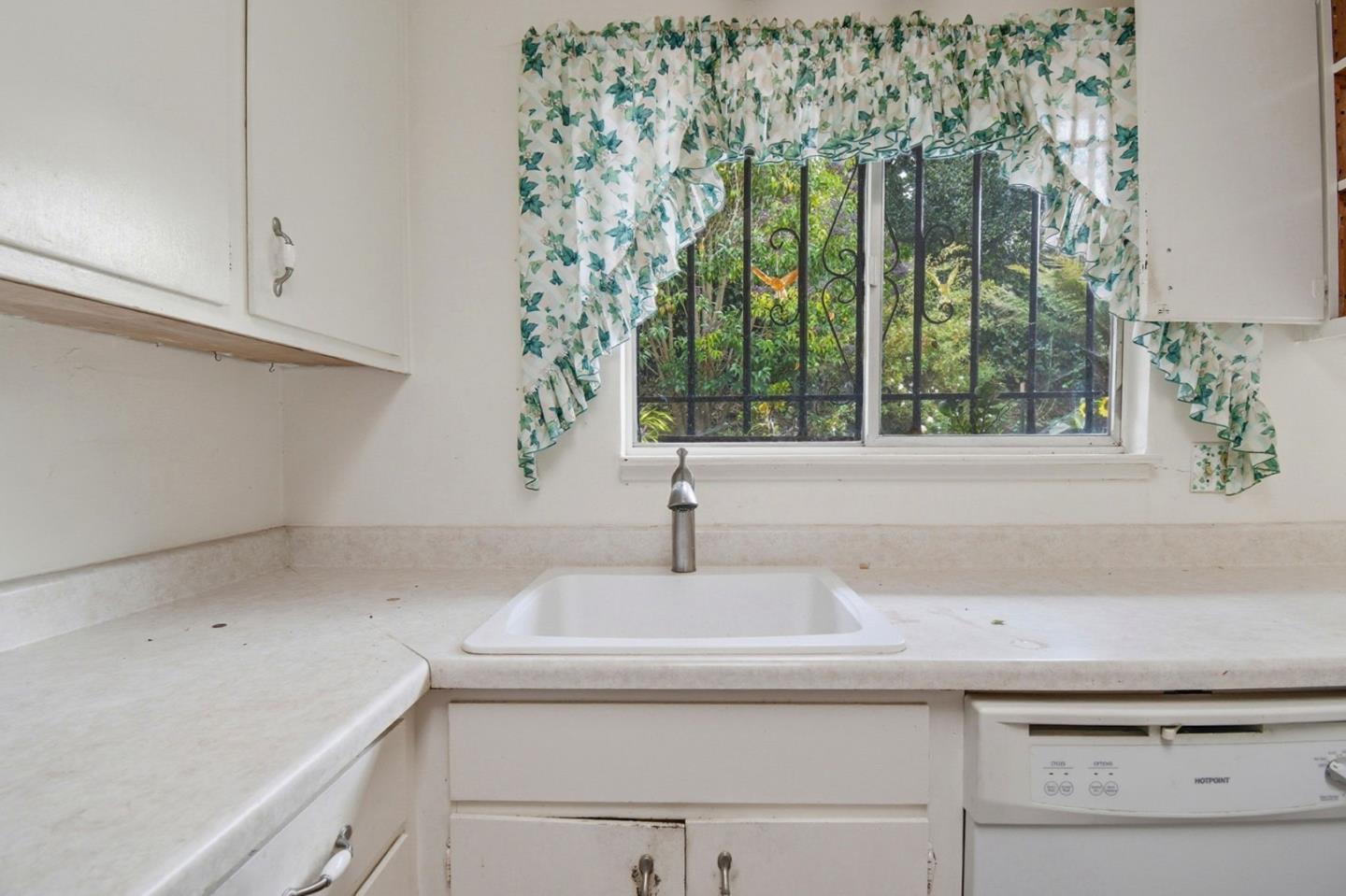 Detail Gallery Image 21 of 56 For 6077 Skyline Blvd, Oakland,  CA 94611 - 3 Beds | 2 Baths