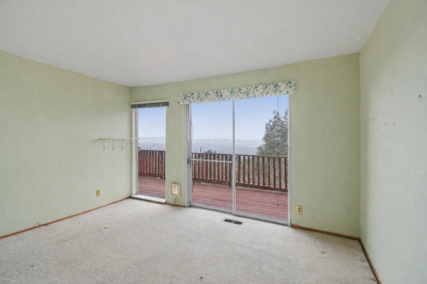 Detail Gallery Image 29 of 56 For 6077 Skyline Blvd, Oakland,  CA 94611 - 3 Beds | 2 Baths