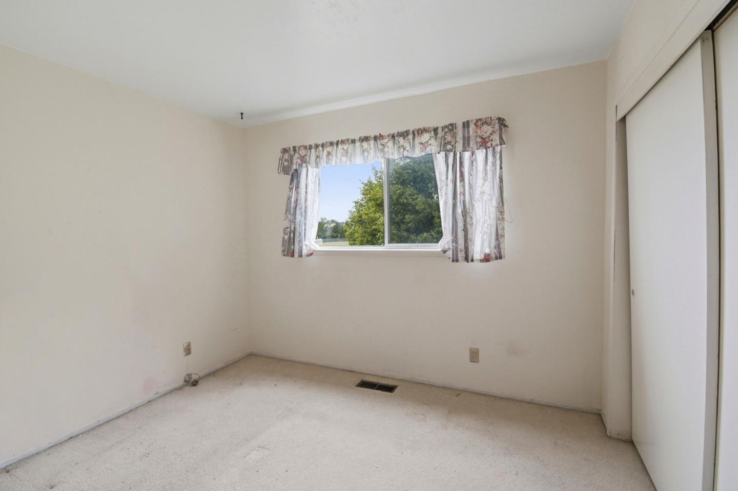 Detail Gallery Image 32 of 56 For 6077 Skyline Blvd, Oakland,  CA 94611 - 3 Beds | 2 Baths