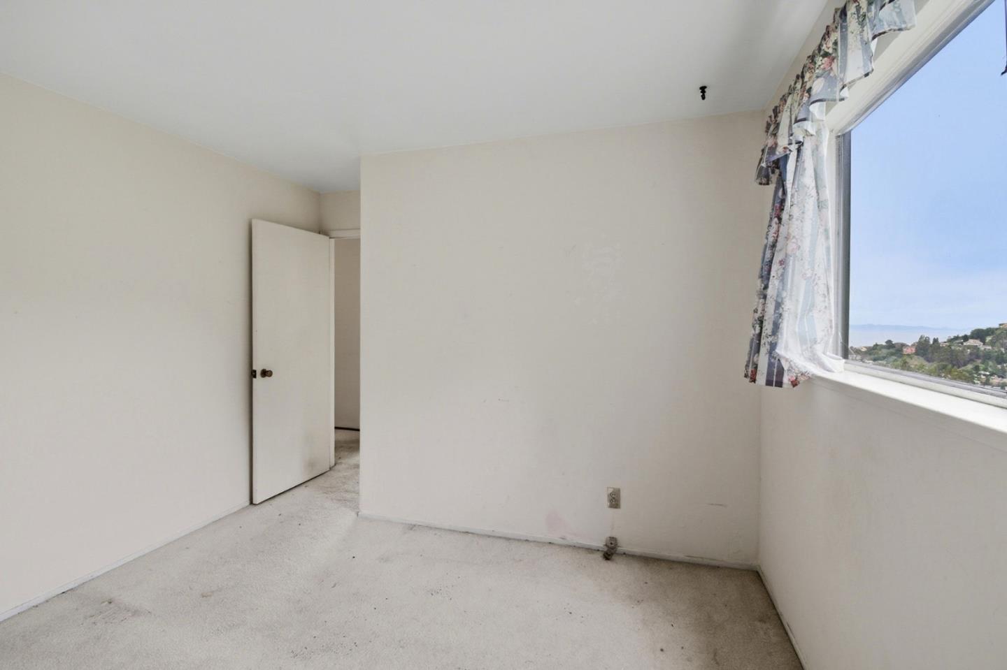 Detail Gallery Image 33 of 56 For 6077 Skyline Blvd, Oakland,  CA 94611 - 3 Beds | 2 Baths