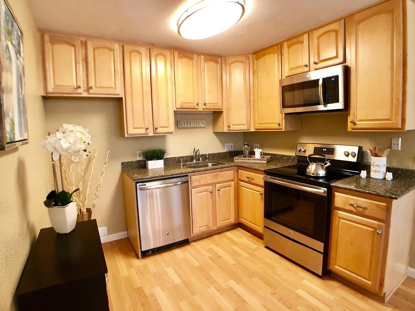 Detail Gallery Image 8 of 15 For 1700 Civic Center Dr, Santa Clara,  CA 95050 - 2 Beds | 2 Baths