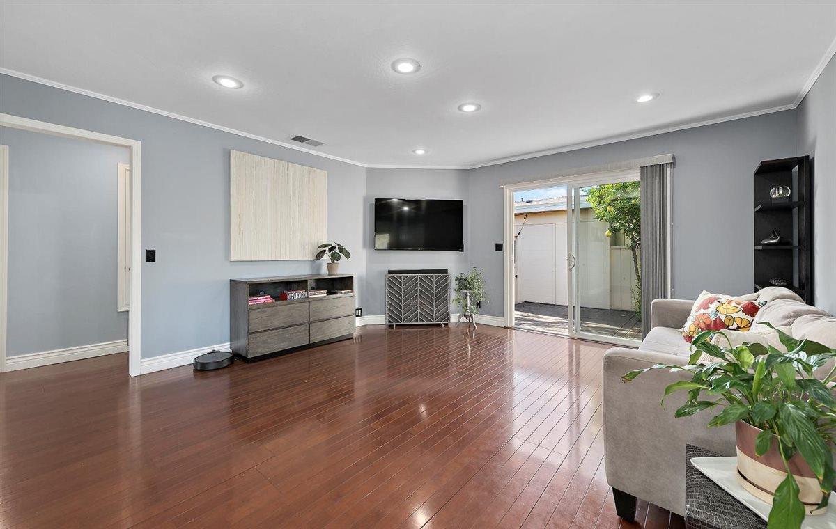 Detail Gallery Image 3 of 16 For 1 Comstock Queen Ct, Mountain View,  CA 94043 - 2 Beds | 1 Baths