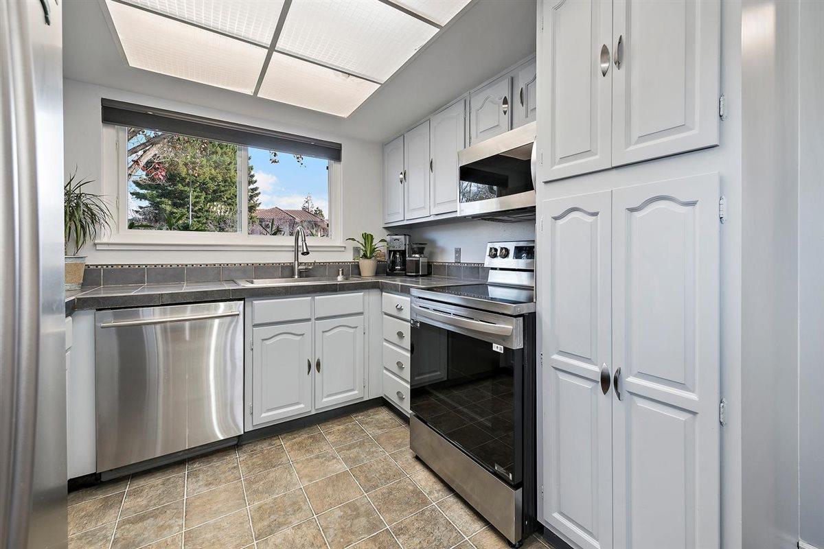 Detail Gallery Image 8 of 16 For 1 Comstock Queen Ct, Mountain View,  CA 94043 - 2 Beds | 1 Baths