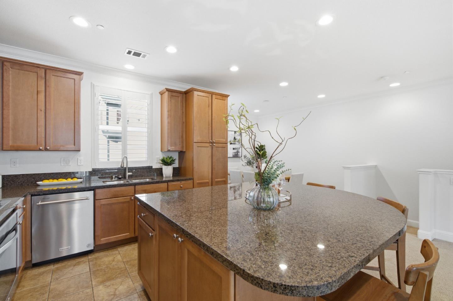 Detail Gallery Image 11 of 41 For 631 True Wind Way #216,  Redwood City,  CA 94063 - 2 Beds | 2/1 Baths