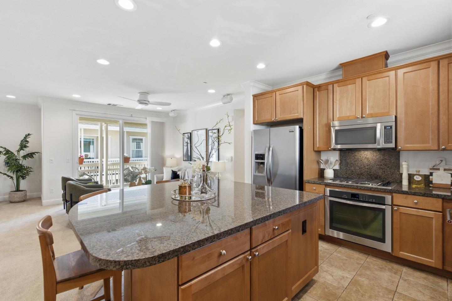 Detail Gallery Image 8 of 41 For 631 True Wind Way #216,  Redwood City,  CA 94063 - 2 Beds | 2/1 Baths