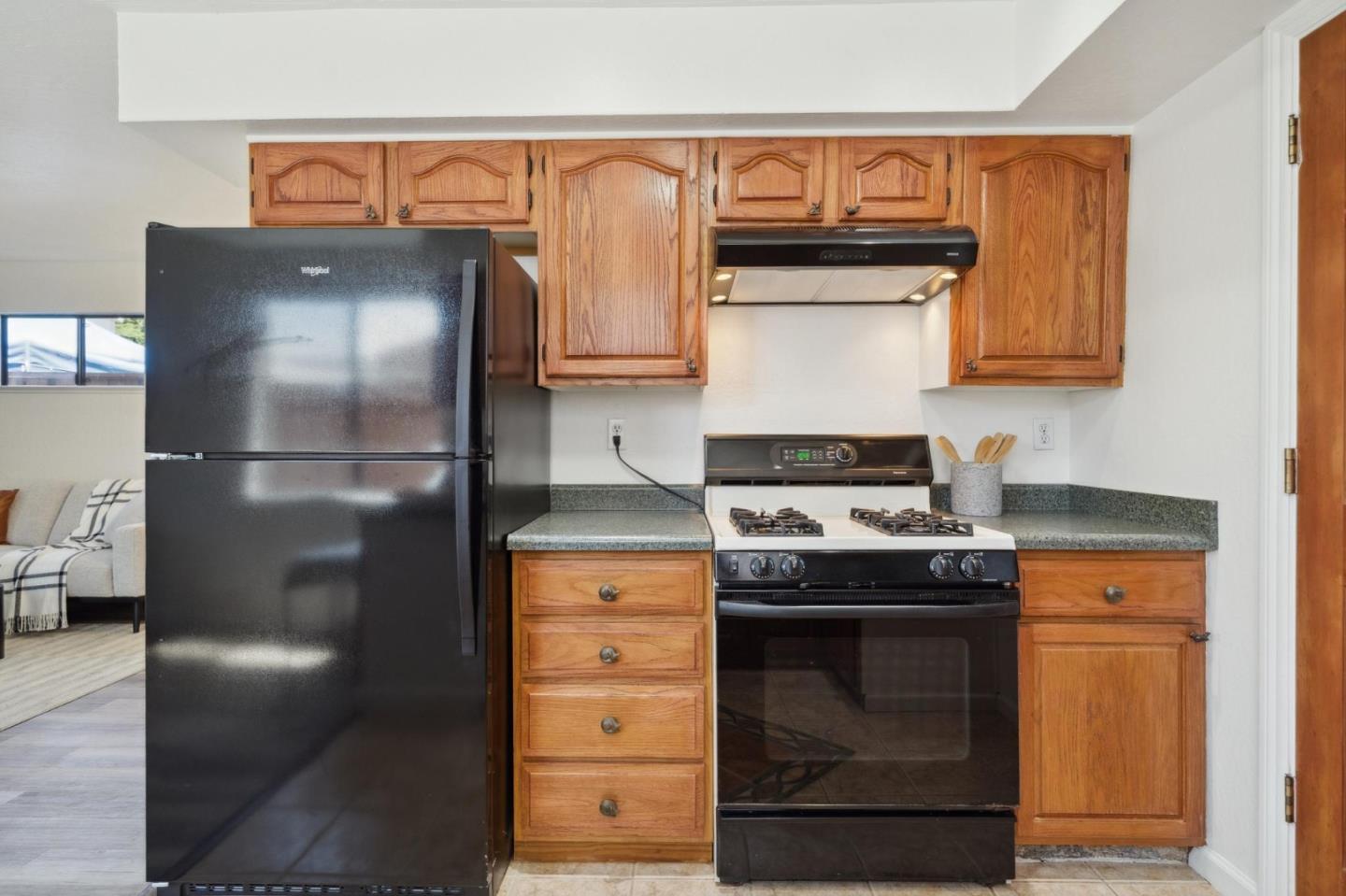 Detail Gallery Image 8 of 23 For 77 Montecito Ave, Pacifica,  CA 94044 - 2 Beds | 1/1 Baths