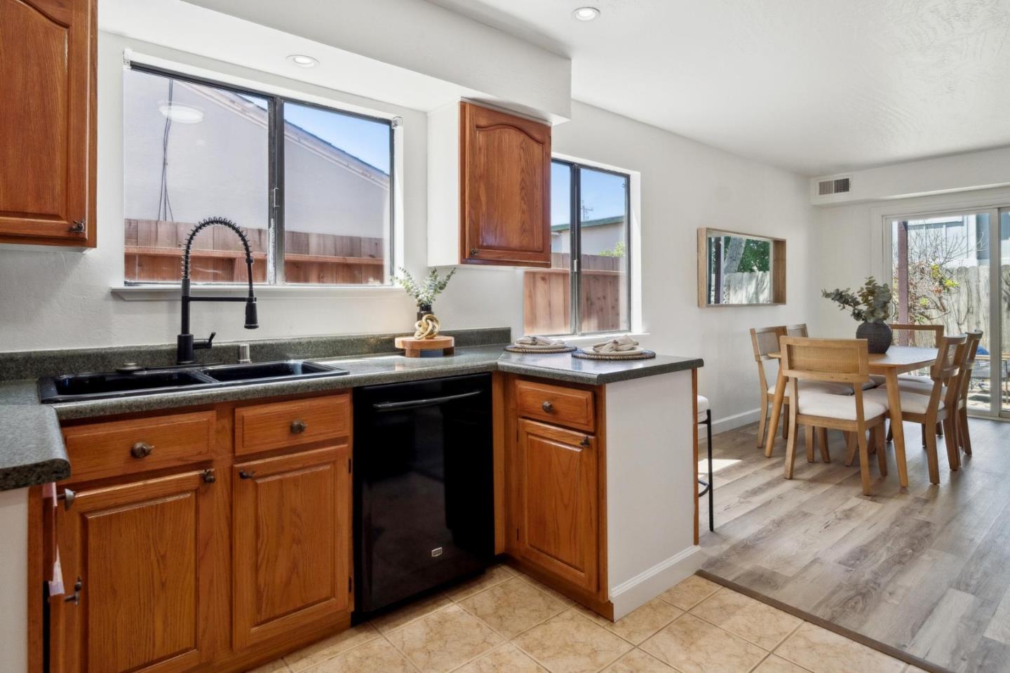 Detail Gallery Image 9 of 23 For 77 Montecito Ave, Pacifica,  CA 94044 - 2 Beds | 1/1 Baths