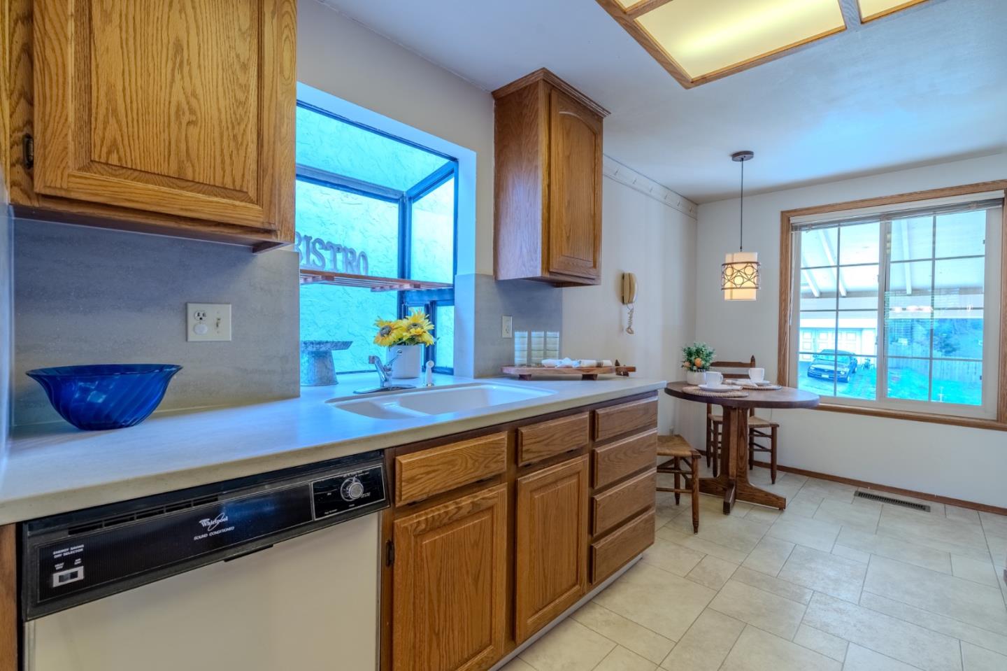 Detail Gallery Image 10 of 39 For 810 Saint Lawrence Dr, Pacifica,  CA 94044 - 3 Beds | 2 Baths