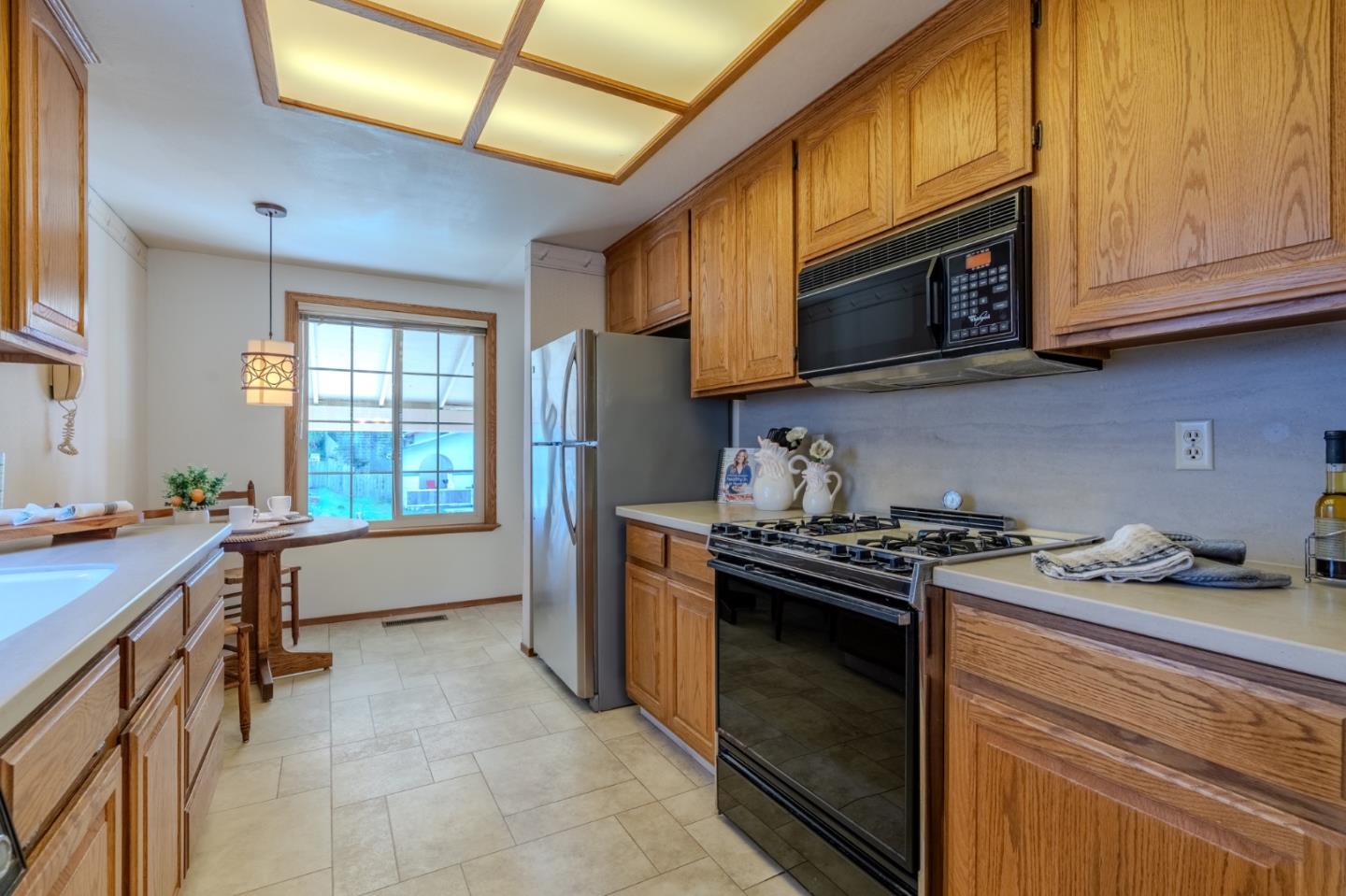 Detail Gallery Image 9 of 39 For 810 Saint Lawrence Dr, Pacifica,  CA 94044 - 3 Beds | 2 Baths