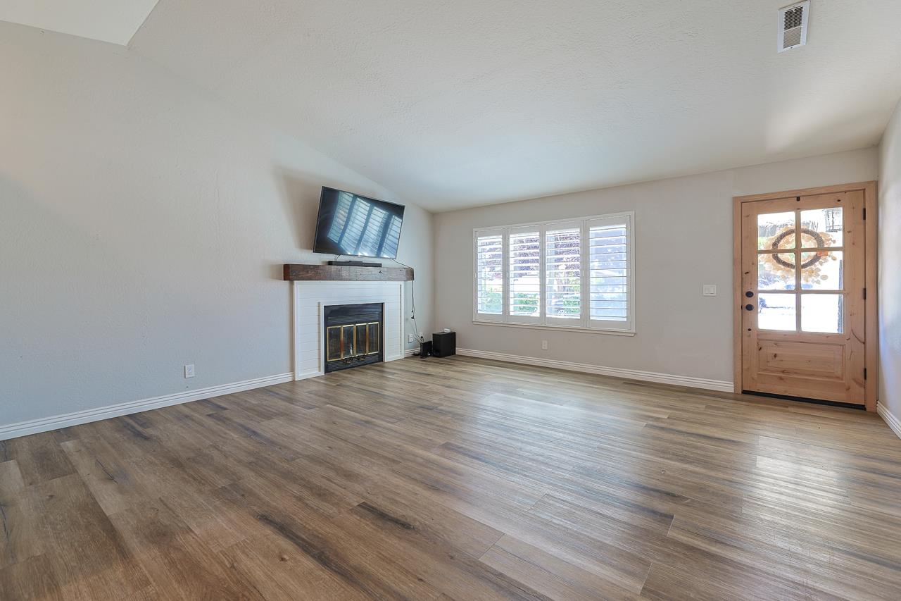 Detail Gallery Image 2 of 11 For 544 Saint George, Salinas,  CA 93905 - 3 Beds | 2 Baths