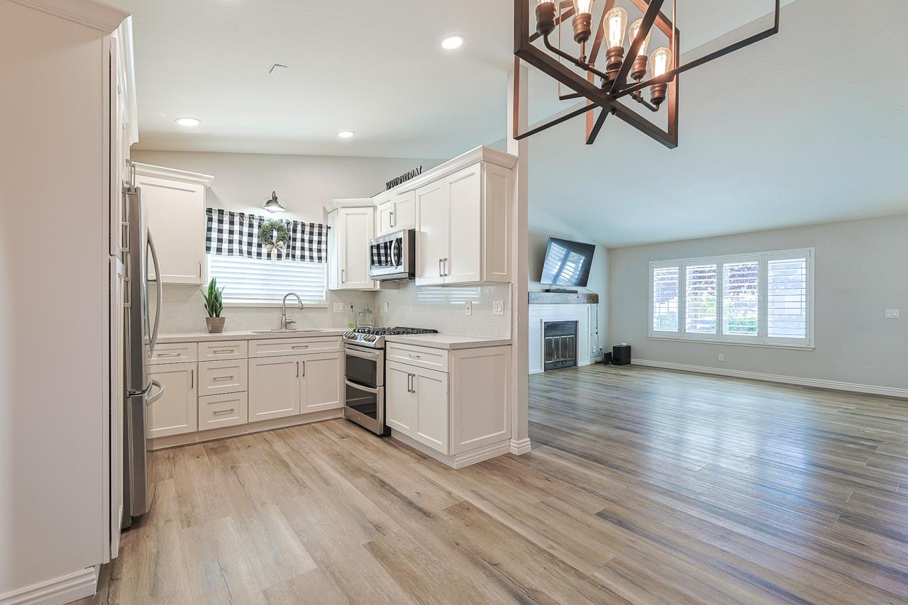 Detail Gallery Image 4 of 11 For 544 Saint George, Salinas,  CA 93905 - 3 Beds | 2 Baths