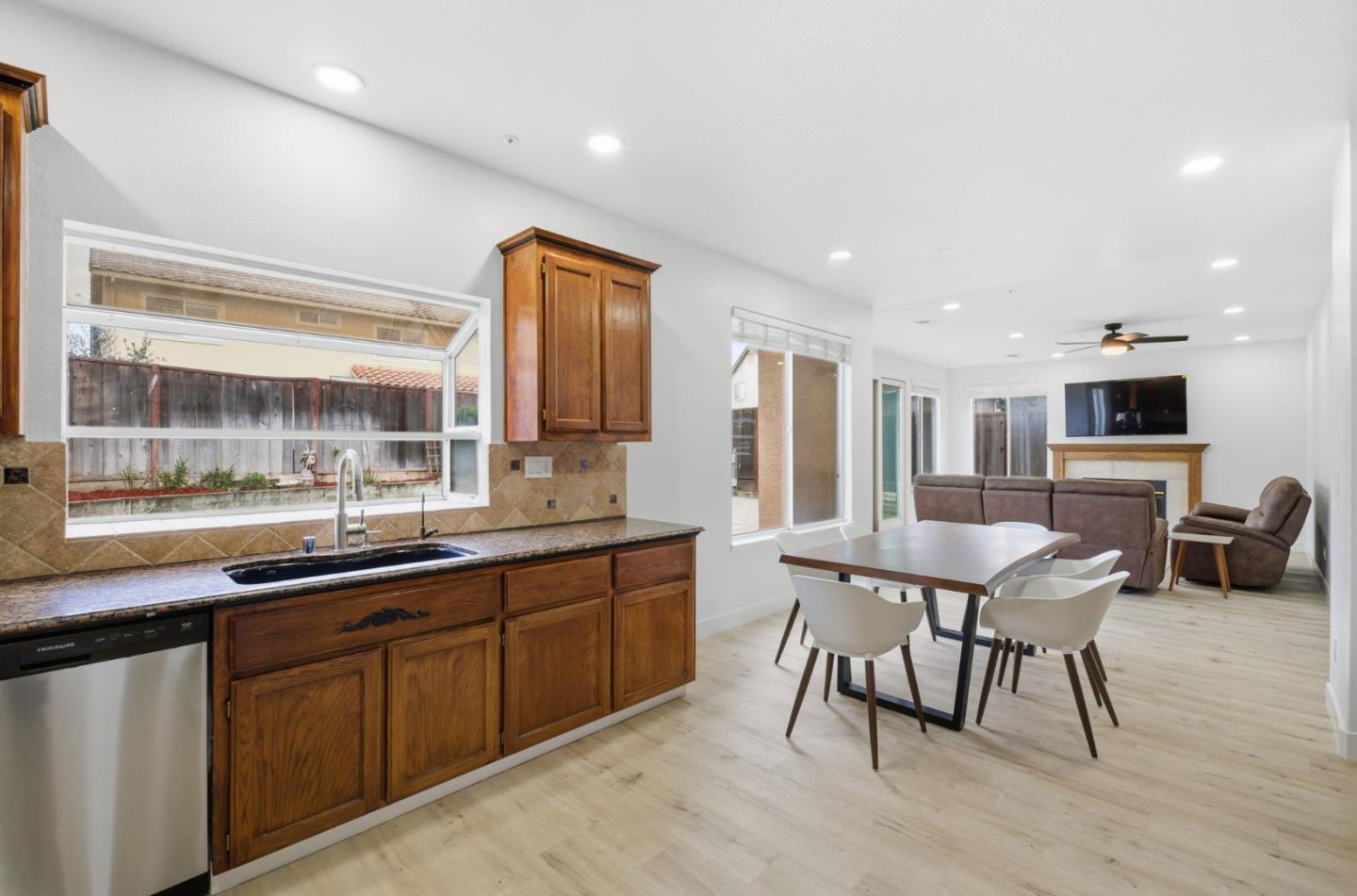 Detail Gallery Image 11 of 29 For 15 Cheswick Cir, Salinas,  CA 93906 - 5 Beds | 3 Baths