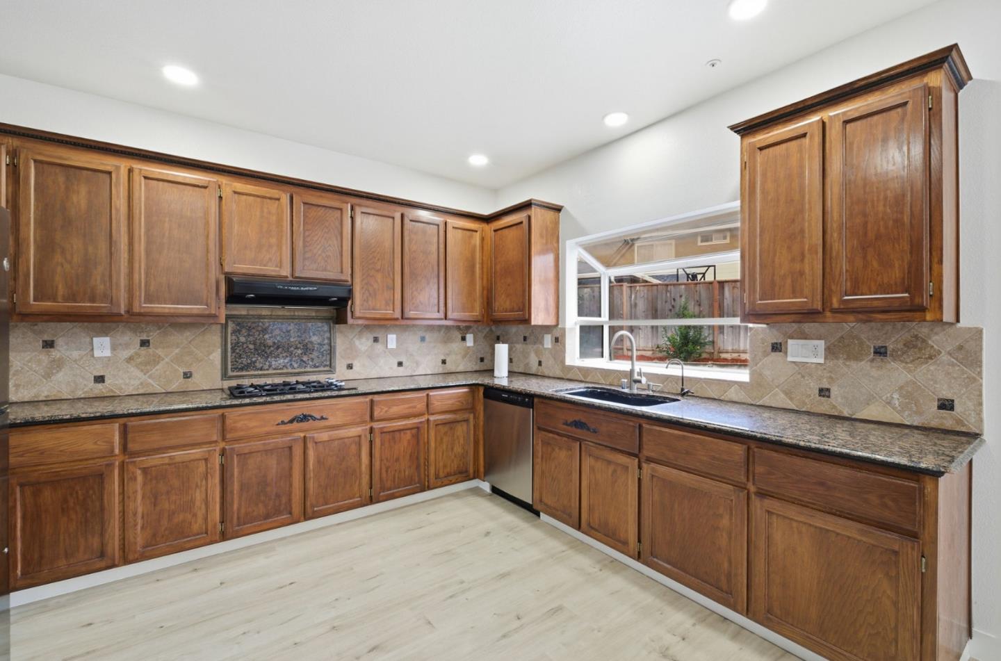 Detail Gallery Image 14 of 29 For 15 Cheswick Cir, Salinas,  CA 93906 - 5 Beds | 3 Baths