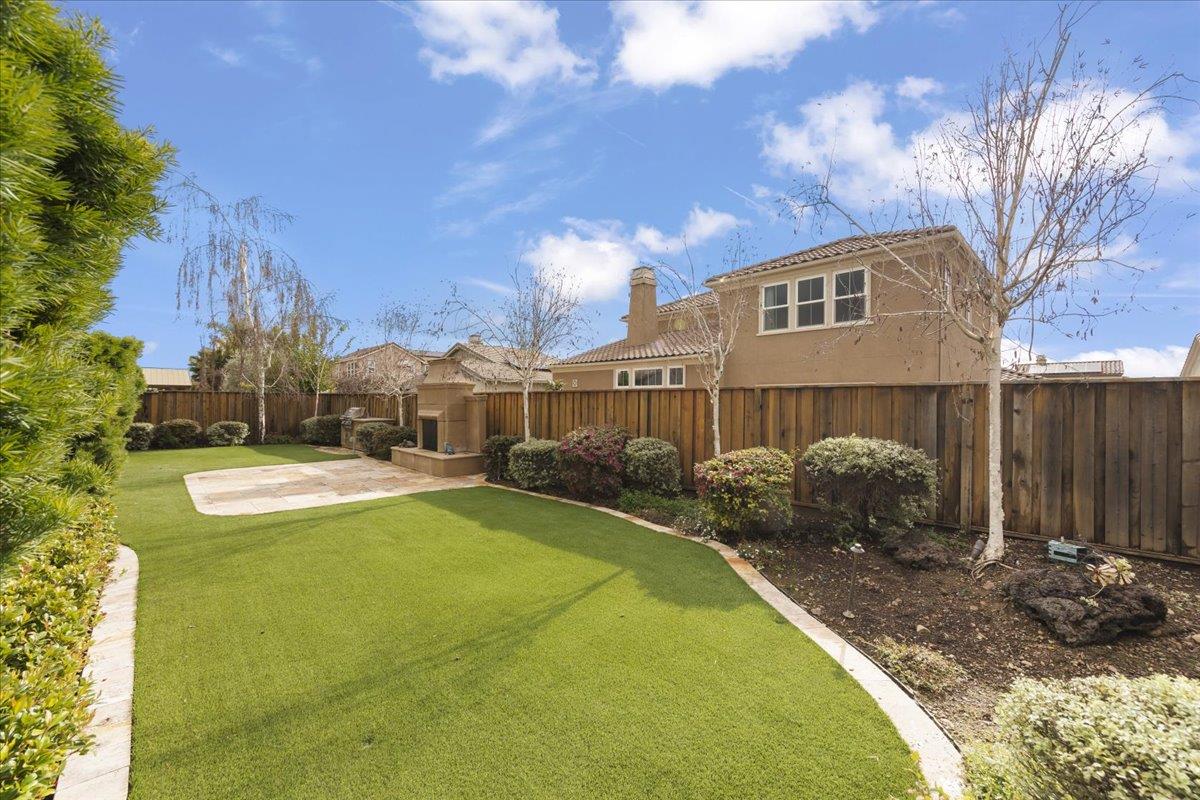 Detail Gallery Image 13 of 38 For 18243 Solano Pl, Morgan Hill,  CA 95037 - 3 Beds | 3 Baths