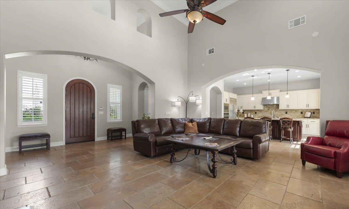 Detail Gallery Image 8 of 38 For 18243 Solano Pl, Morgan Hill,  CA 95037 - 3 Beds | 3 Baths