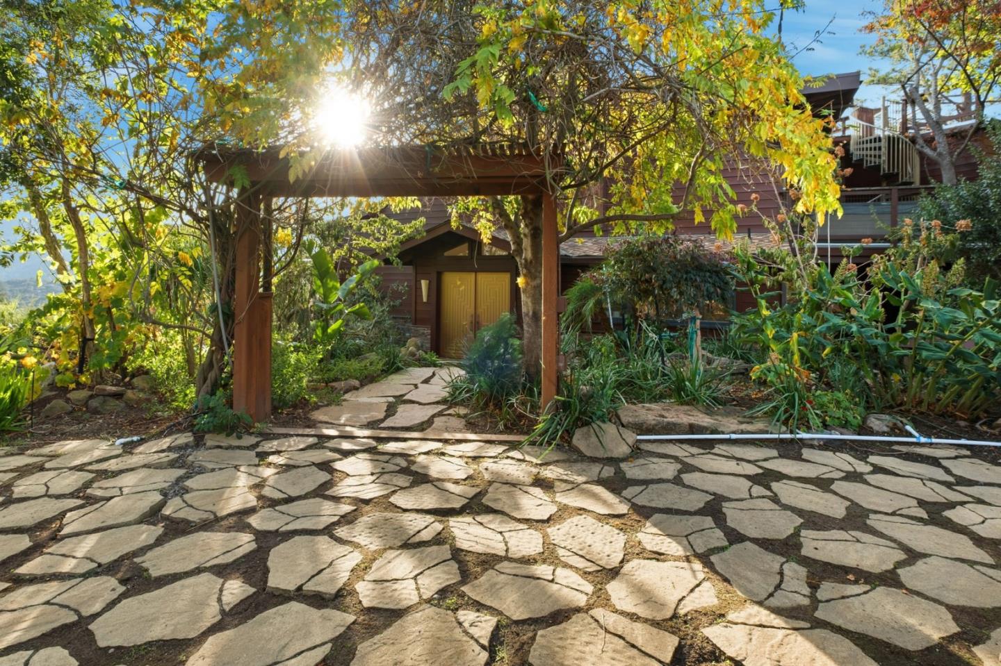 Detail Gallery Image 2 of 40 For 711 W California Way, Redwood City,  CA 94062 - 3 Beds | 3/1 Baths