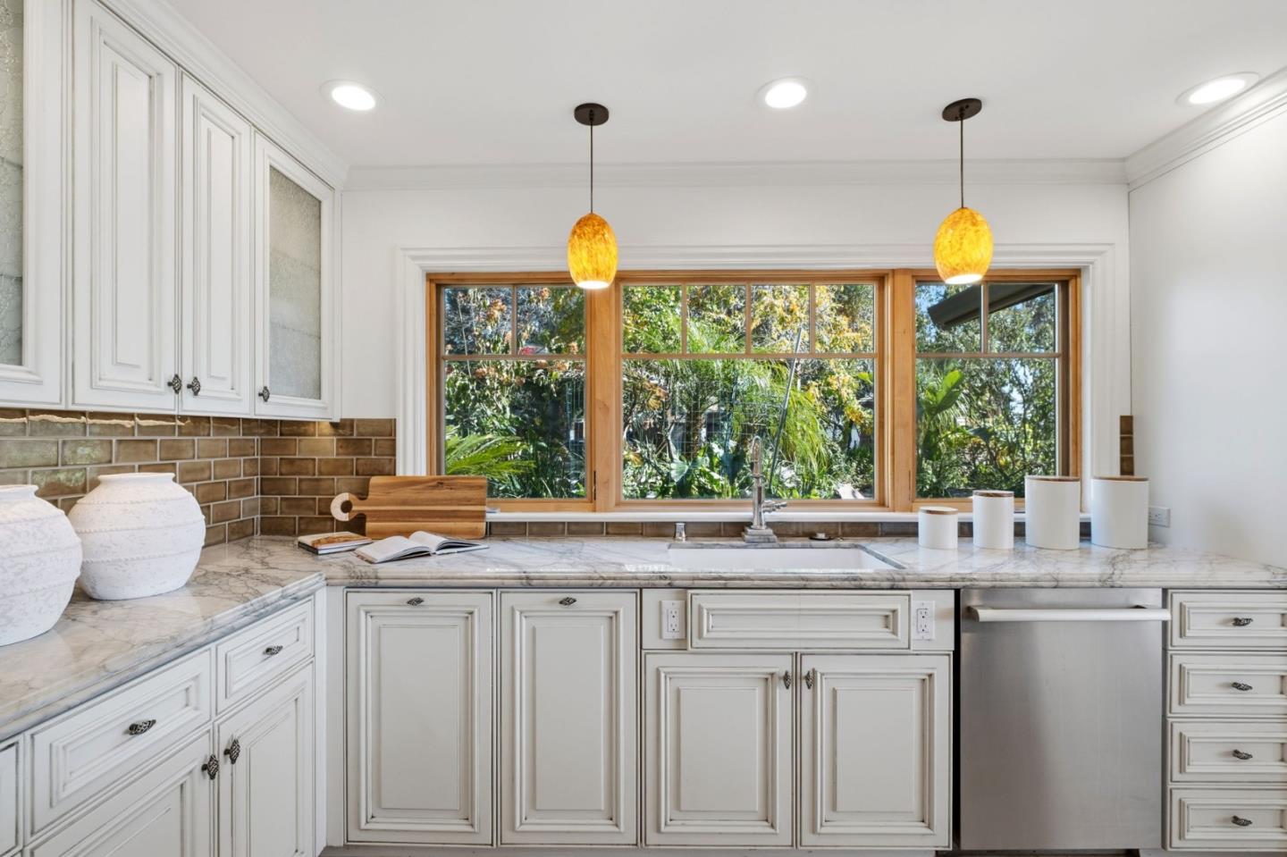 Detail Gallery Image 9 of 40 For 711 W California Way, Redwood City,  CA 94062 - 3 Beds | 3/1 Baths