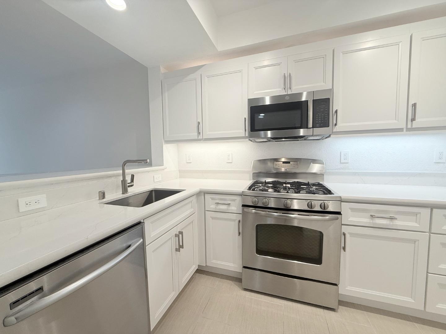 Detail Gallery Image 10 of 27 For 313 Crescent Ct, Brisbane,  CA 94005 - 2 Beds | 2 Baths