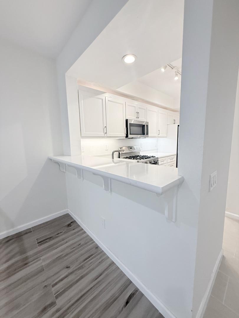 Detail Gallery Image 12 of 27 For 313 Crescent Ct, Brisbane,  CA 94005 - 2 Beds | 2 Baths