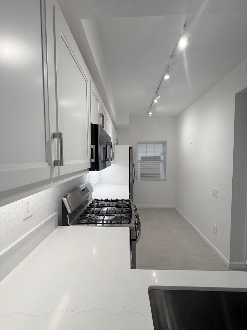 Detail Gallery Image 13 of 27 For 313 Crescent Ct, Brisbane,  CA 94005 - 2 Beds | 2 Baths