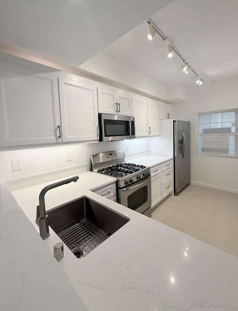 Detail Gallery Image 14 of 27 For 313 Crescent Ct, Brisbane,  CA 94005 - 2 Beds | 2 Baths