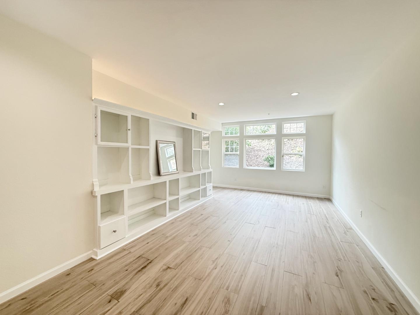 Detail Gallery Image 2 of 27 For 313 Crescent Ct, Brisbane,  CA 94005 - 2 Beds | 2 Baths