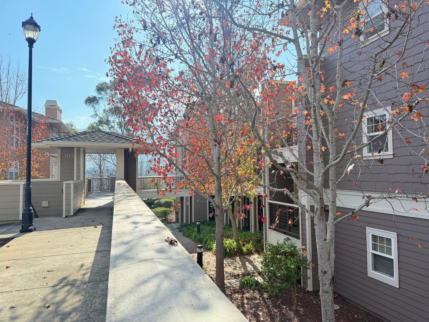 Detail Gallery Image 4 of 27 For 313 Crescent Ct, Brisbane,  CA 94005 - 2 Beds | 2 Baths